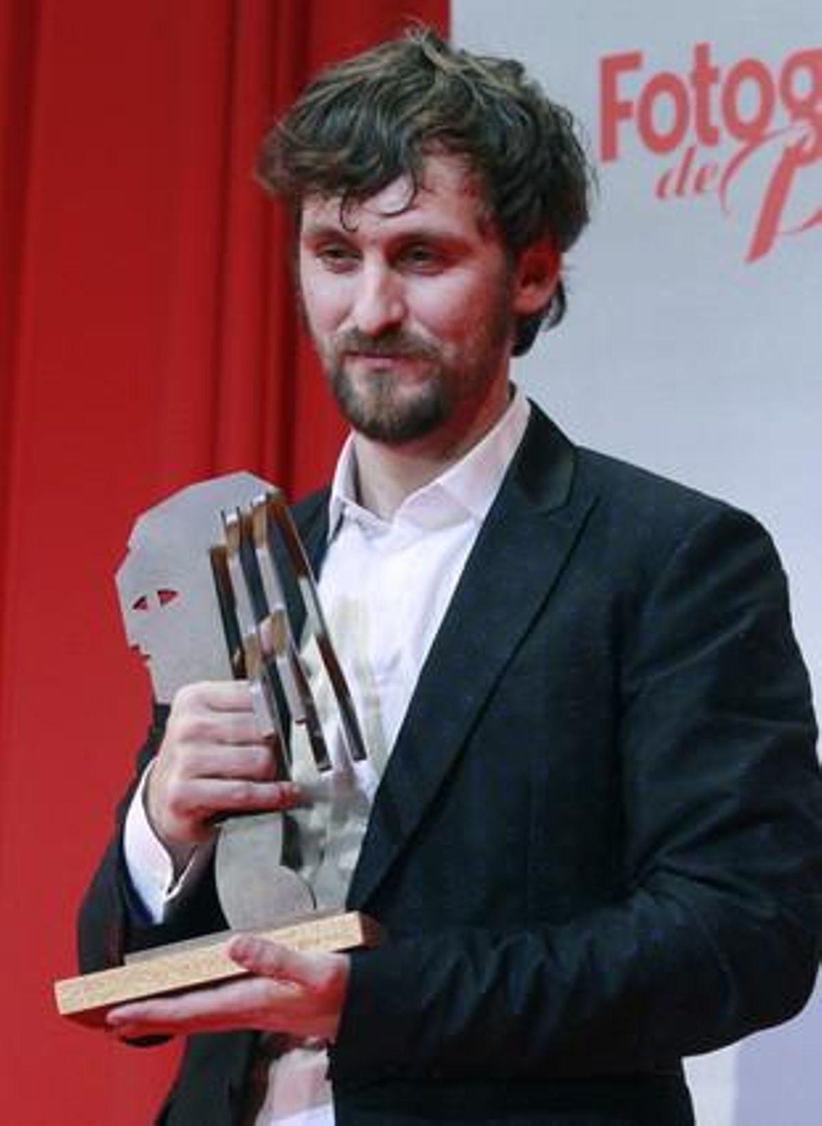 El actor Raúl Arévalo tras recibir el premio al mejor actor de televisión, por su trabajo en la serie ’Con el culo al aire’. El actor Raúl Arévalo tras recibir el premio al mejor actor de televisión, por su trabajo en la serie ’Con el culo al aire’.