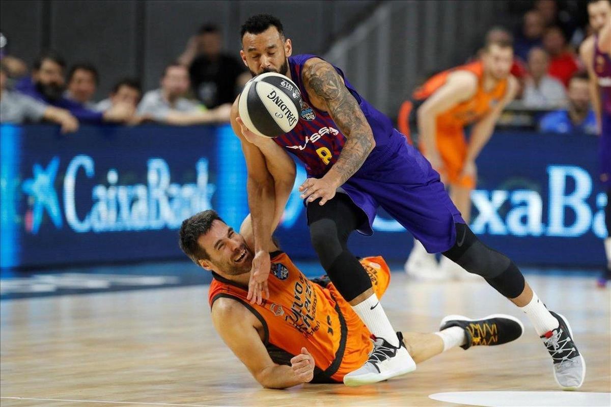 El alero azulgrana Hanga roba un balón ante San Emeterio en el partido de cuartos El alero azulgrana Hanga roba un balón ante San Emeterio en el partido de cuartos