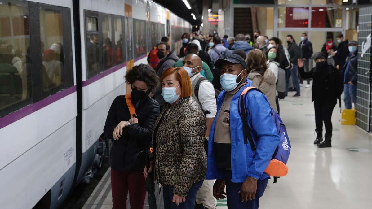 Pasajeros esperan para tomar el tren en la estación de Sants, el 21 de abril de 2022