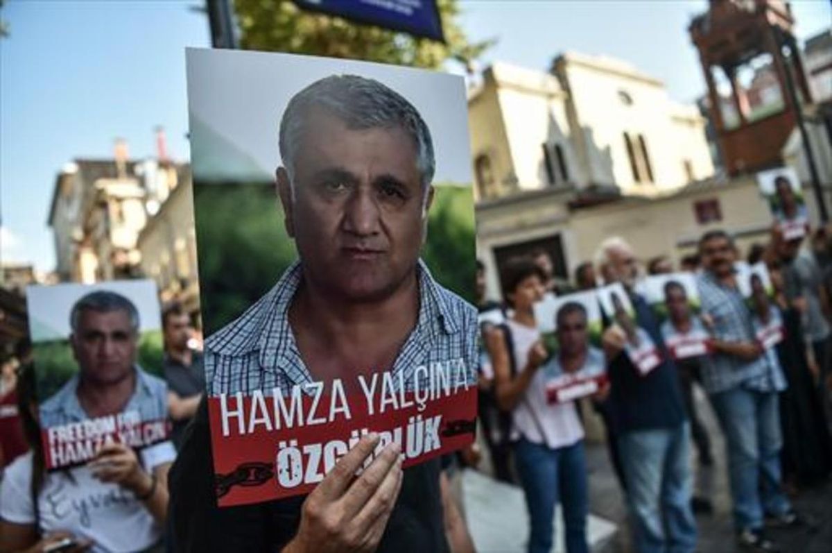 Protesta en Estambul por la detención de Yalçin, el pasado día 13. Protesta en Estambul por la detención de Yalçin, el pasado día 13.