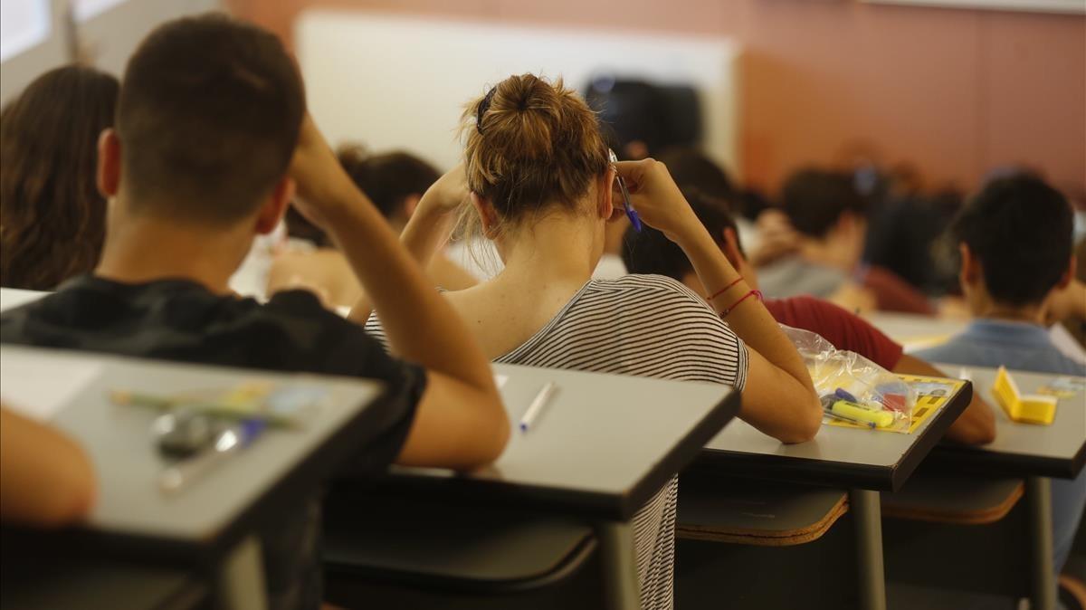Estudiantes en un aula, durante un examen. 
