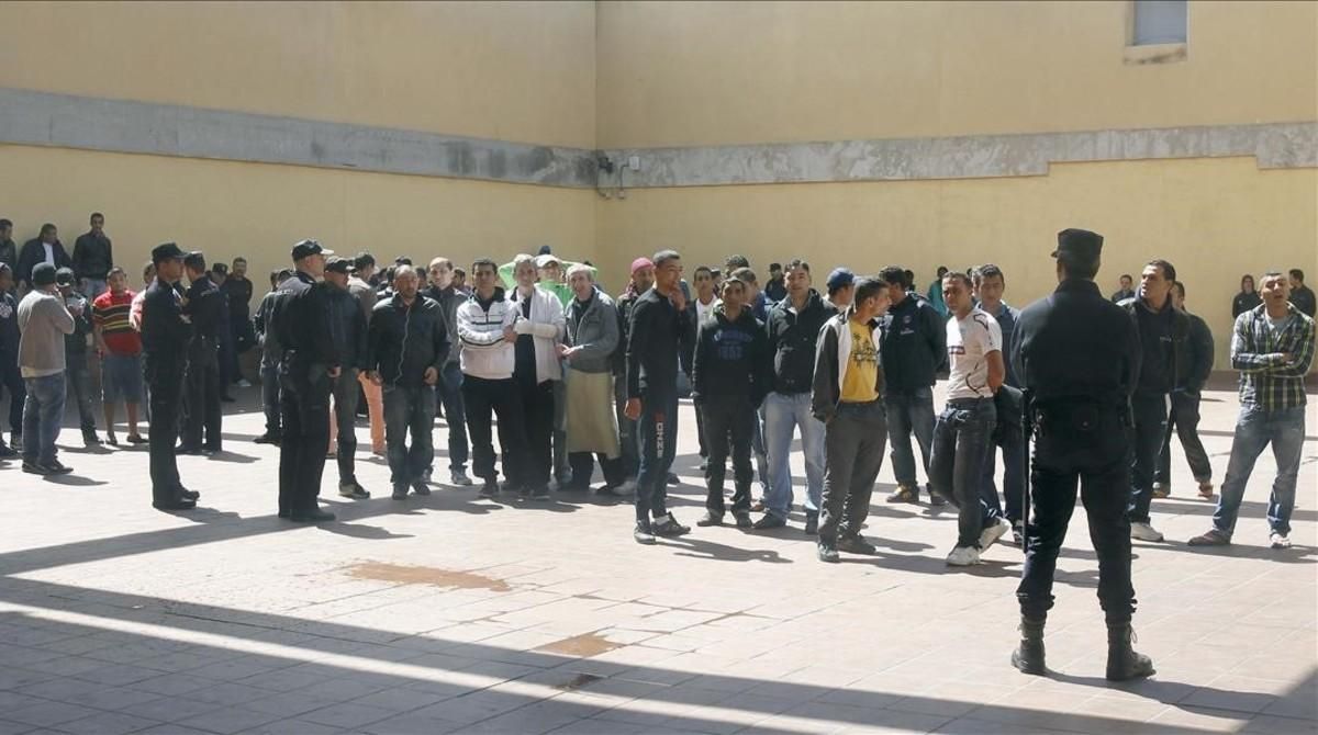 Un grupo de internos en el interior del CIE de la Zona Franca, en el 2012. Un grupo de internos en el interior del CIE de la Zona Franca, en el 2012.
