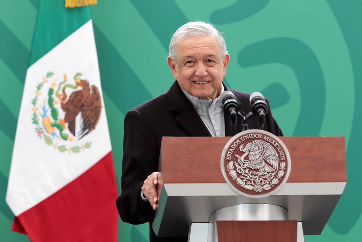 El president de Mèxic rep la seva dosi de reforç de la vacuna durant una roda de premsa