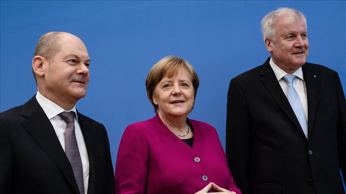 De derecha a izquierda,  el líder del Partido Socialdemocrata, Horst Seehofer, la cancillera alemana, Angela Merkel y el líder de la Unión Socialcristiana, Olaf Zcholz.