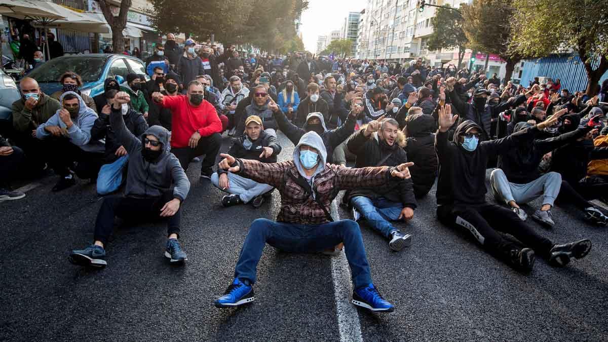 Cádiz afronta la cuarta jornada de huelga del sector del metal. En la imagen, trabajadores durante las protestas del jueves 18 de noviembre. 