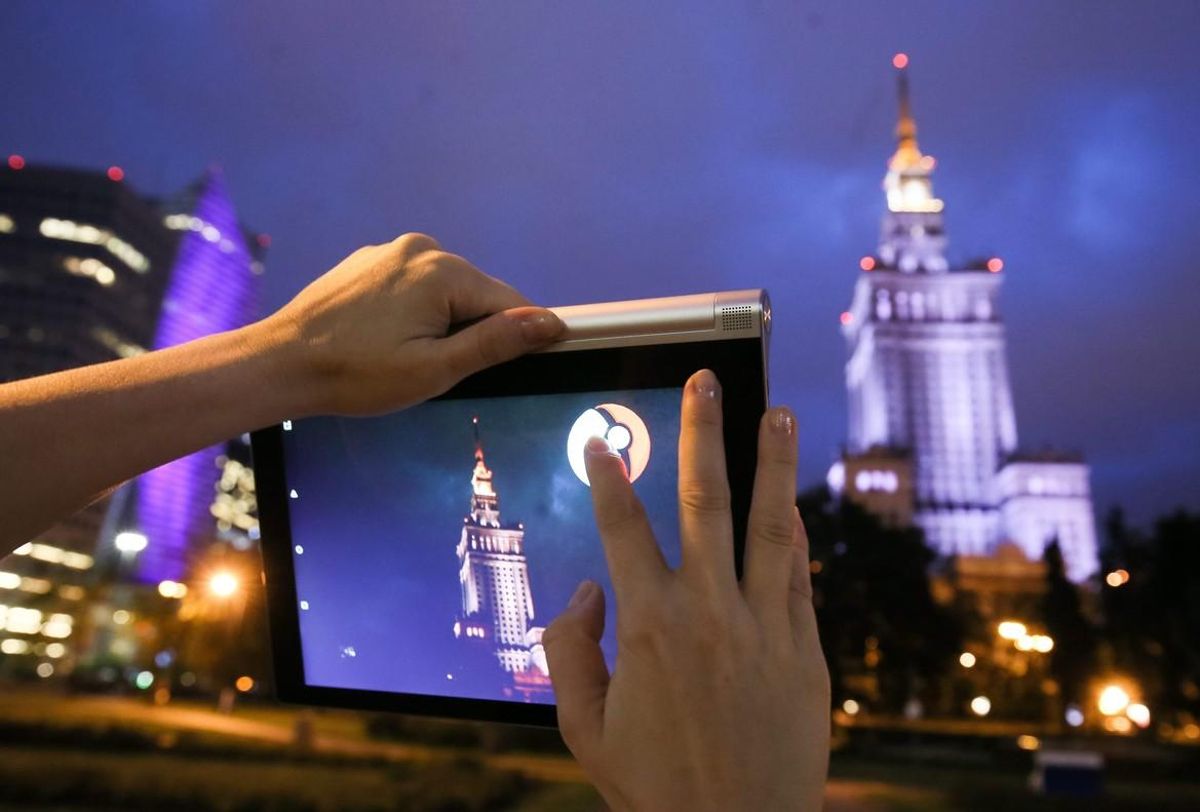 VRS01. VARSOVIA (POLONIA), 14/07/2016.- Una joven juega con la aplicación Pokemon Go cerca al Palacio de la Ciencia y la Cultura de Varsovia (Polonia) hoy, 14 de julio de 2016. EFE/PAWEL SUPERNAK/PROHIBIDO SU USO EN POLONIA VRS01. VARSOVIA (POLONIA), 14/07/2016.- Una joven juega con la aplicación Pokemon Go cerca al Palacio de la Ciencia y la Cultura de Varsovia (Polonia) hoy, 14 de julio de 2016. EFE/PAWEL SUPERNAK/PROHIBIDO SU USO EN POLONIA