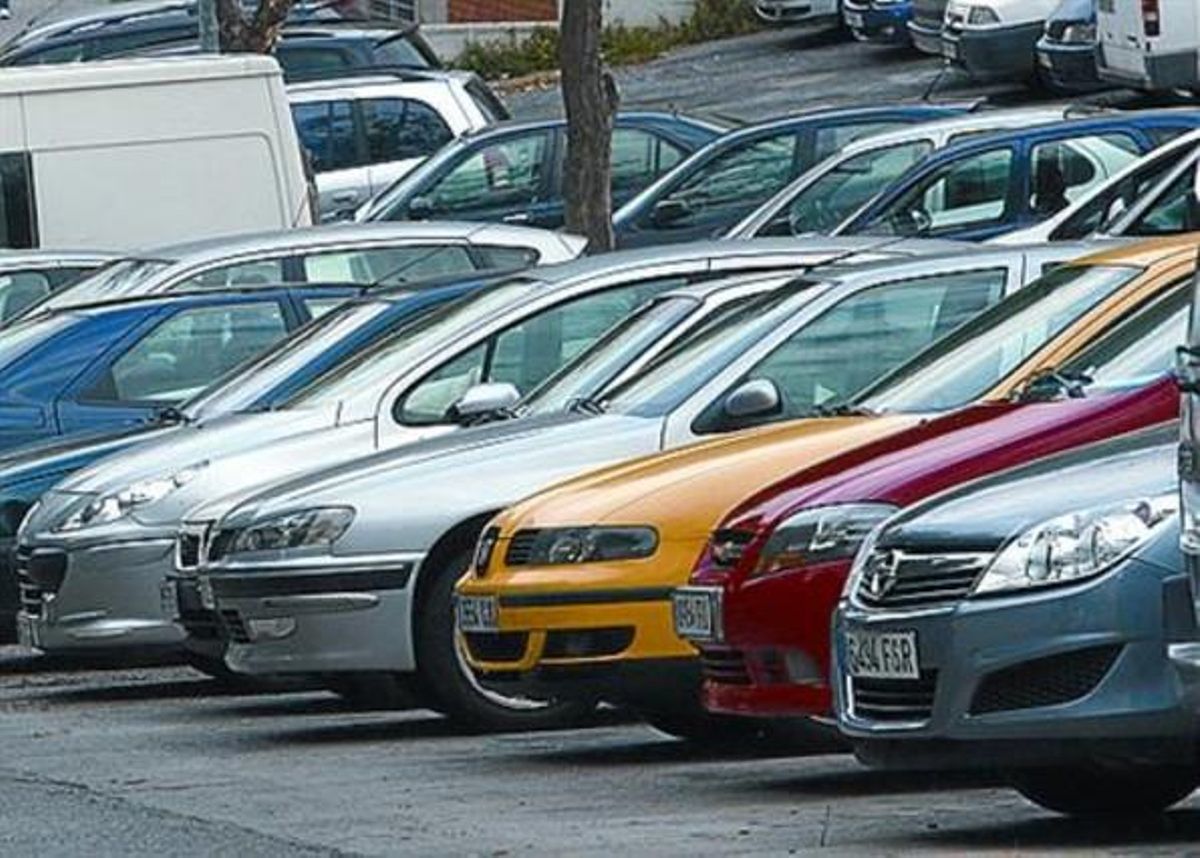Vehículos estacionados, ayer, en L’Hospitalet. Vehículos estacionados, ayer, en L’Hospitalet.