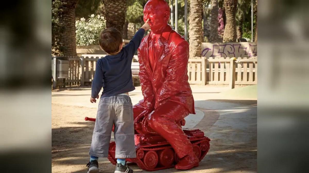 La escultura de denuncia contra Putin que ha aparecido en el parque Joan Miró.