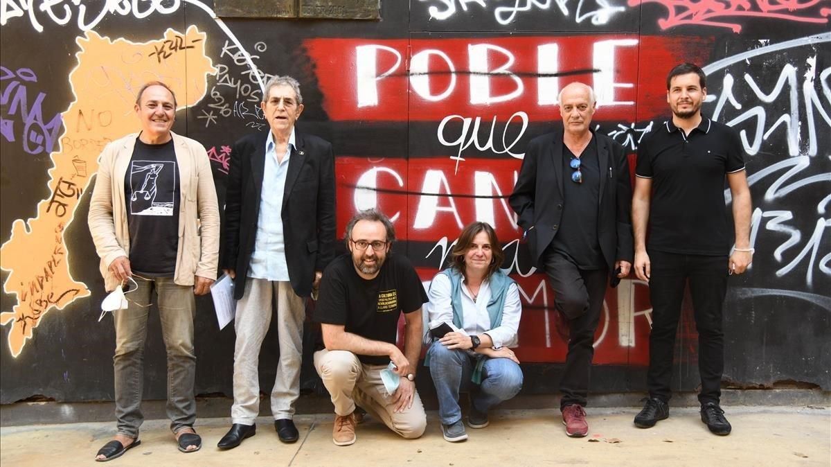 De izquierda a derecha: Pere Camps, Quico Pi de la Serra, Roger Mas, Sílvia Comes, Joan Isaac y Pau Alabajos. De izquierda a derecha: Pere Camps, Quico Pi de la Serra, Roger Mas, Sílvia Comes, Joan Isaac y Pau Alabajos.