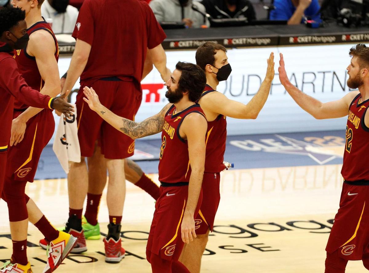 El jugador de los Cleveland Cavaliers Ricky Rubio (c) de EspañaEFE/ David Maxwell