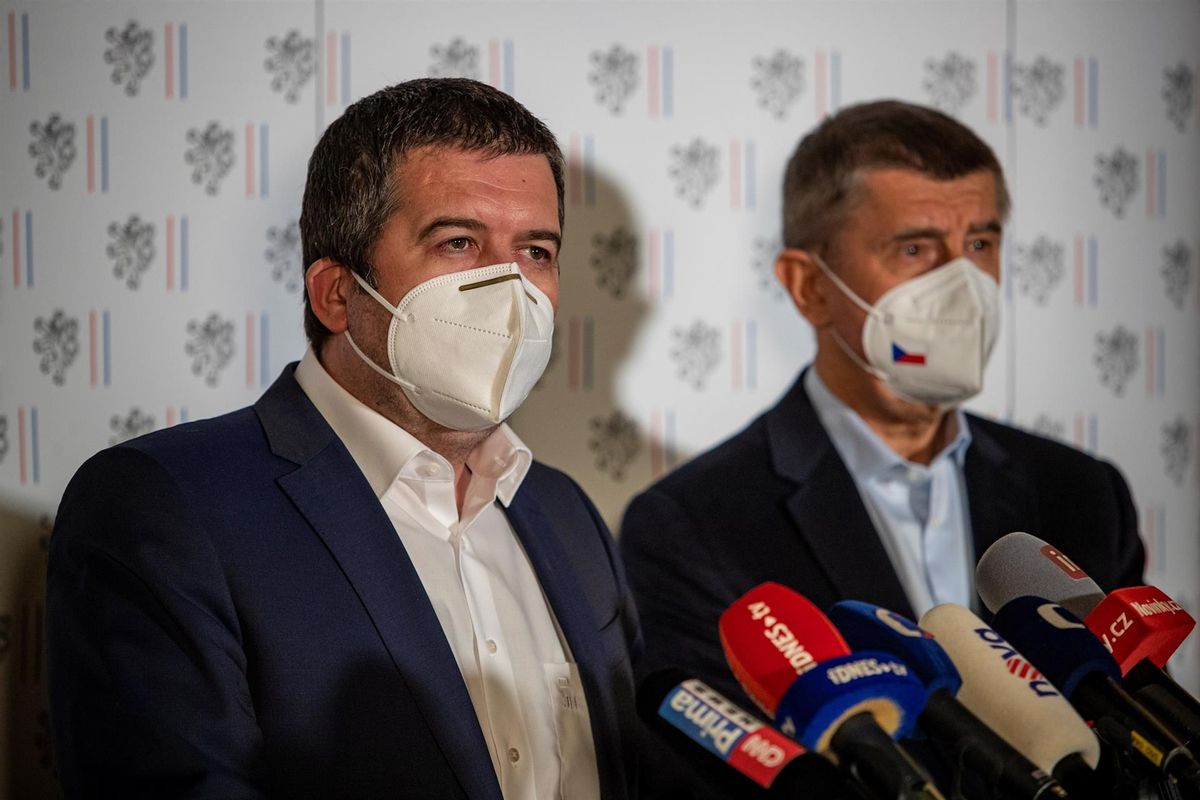 El titular checo de Exteriores, Jan Hamacek, y el primer ministro, Andrej Babis, en rueda de prensa este sábado. El titular checo de Exteriores, Jan Hamacek, y el primer ministro, Andrej Babis, en rueda de prensa este sábado.