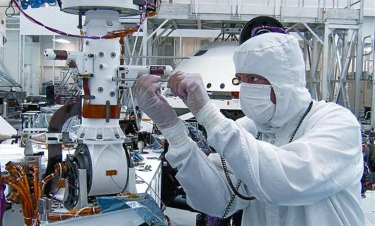 Montaje de la estación REMS en el mástil del vehículo ’Curiosity’, en las instalaciones de la NASA en California. Montaje de la estación REMS en el mástil del vehículo ’Curiosity’, en las instalaciones de la NASA en California.