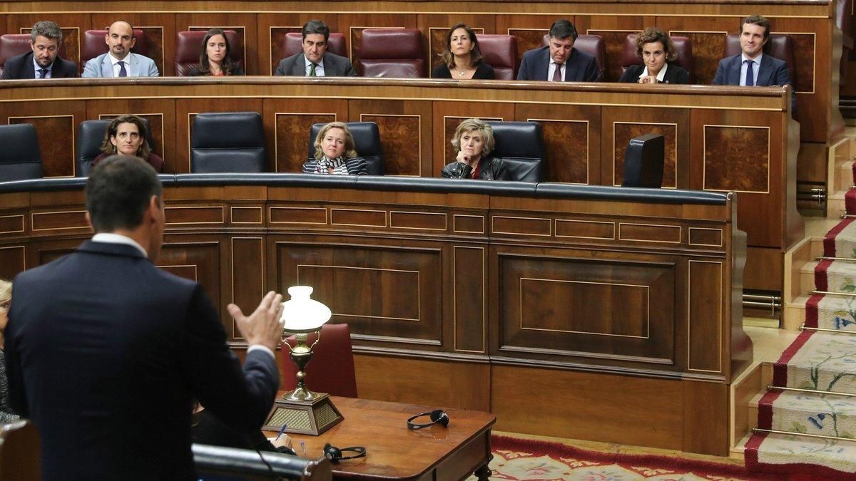 Sánchez (de espaldas), durante la sesión de control al Ejecutivo de este miércoles, donde Casado (al fondo, a la derecha) le ha llamado golpista. Sánchez (de espaldas), durante la sesión de control al Ejecutivo de este miércoles, donde Casado (al fondo, a la derecha) le ha llamado golpista.