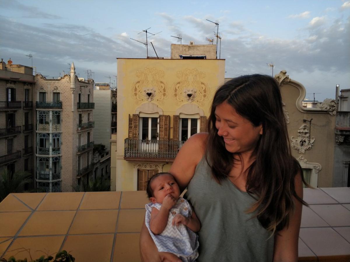 Andrea Cervera muestra a su hija Aitana, nacida en el Sant Pau tras colocarle a la madre un balón acelerador del parto que pudo llevar en casa.