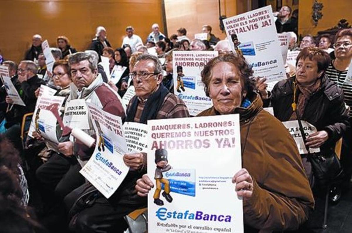Afectados por las preferentes protestan en Mataró, ayer.