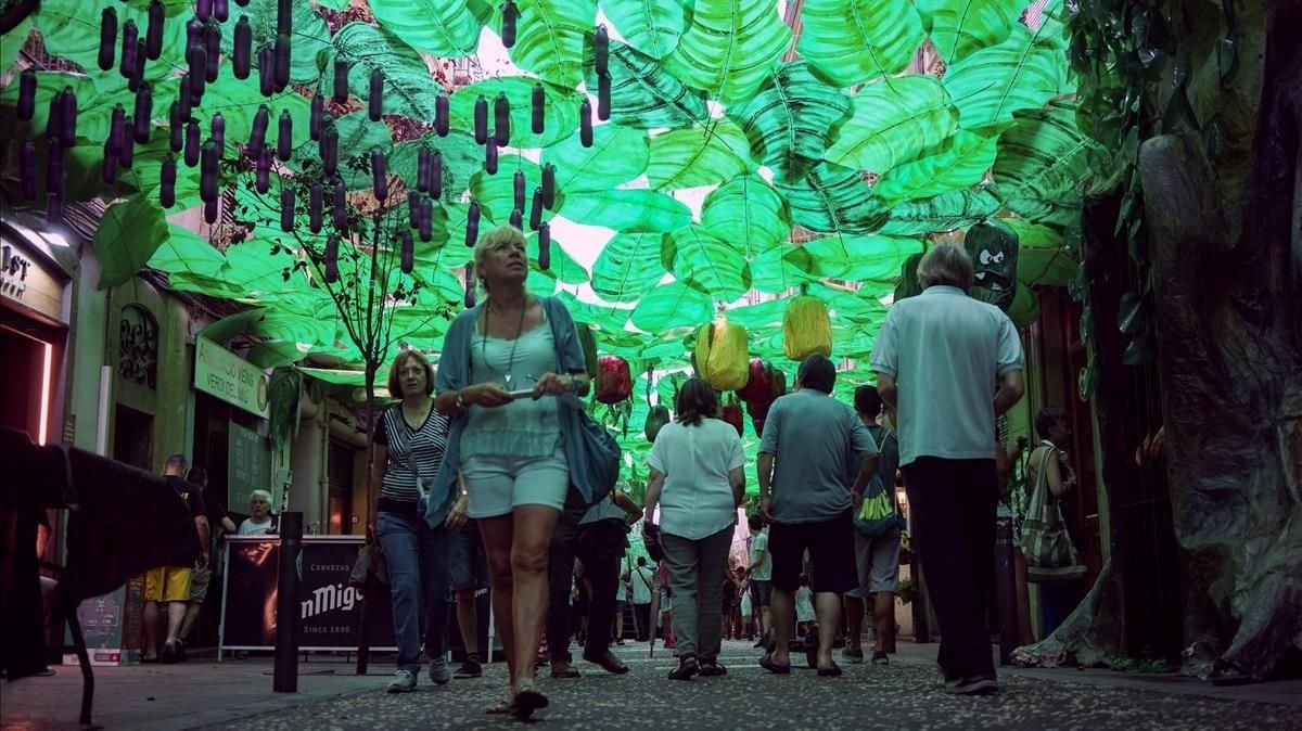 La calle de Verdi del Mig, cuya decoración en las fiestas de Gràcia lleva por título este 2019 ’Veggie Verdie’. La calle de Verdi del Mig, cuya decoración en las fiestas de Gràcia lleva por título este 2019 ’Veggie Verdie’.