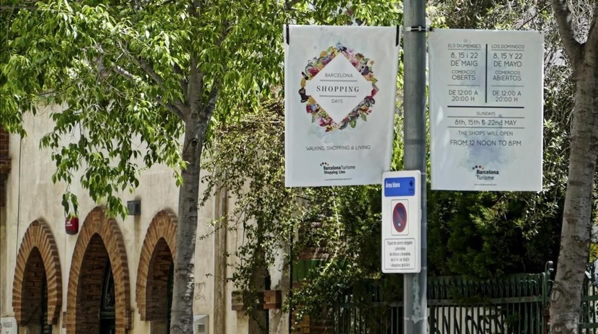 Banderolas en el paseo Maragall que anuncian la apertura de tiendas en domingo. Banderolas en el paseo Maragall que anuncian la apertura de tiendas en domingo.