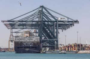 Un buque atracado en el puerto marítimo de Valencia.