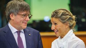 Yolanda Díaz y Carles Puigdemont se reúnen en el Parlamento Europeo para negociar la investidura de Sánchez.