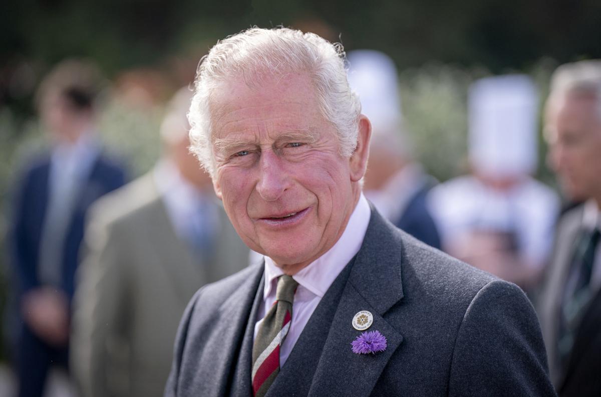 Carles III hereta un Regne Unit convuls, dividit i amb un Govern per estrenar