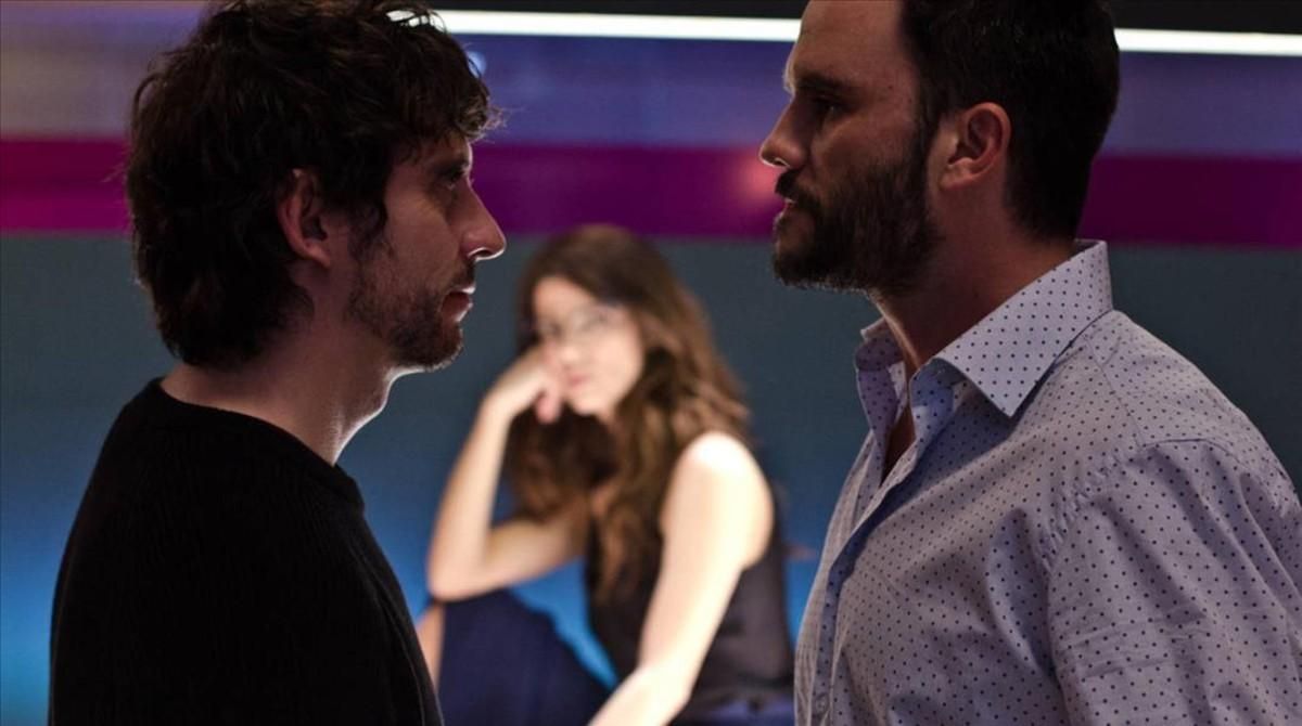 Paco León (izquierda) y Juan Pablo Raba, en un fotograma de ’Siete años’, con Juana Acosta al fondo. Paco León (izquierda) y Juan Pablo Raba, en un fotograma de ’Siete años’, con Juana Acosta al fondo.