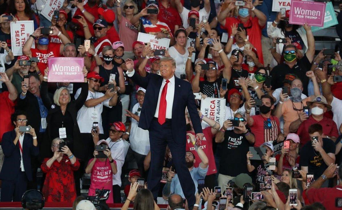 Donald Trump, a su llegada a un acto de campaña en Sanford, Florida, el 12 de octubre.