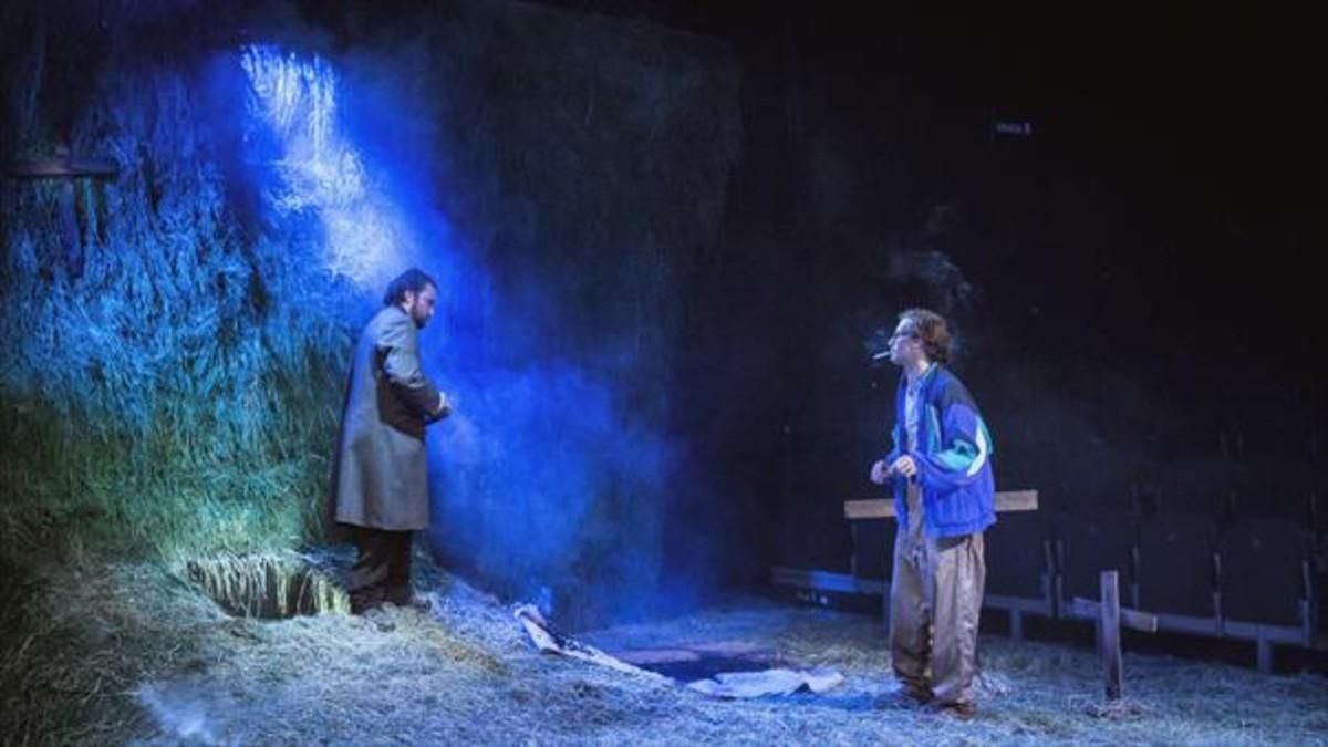 Pol López y Oriol Pla, en una escena de ’La calavera de Connemara’, en La Villarroel. Pol López y Oriol Pla, en una escena de ’La calavera de Connemara’, en La Villarroel.