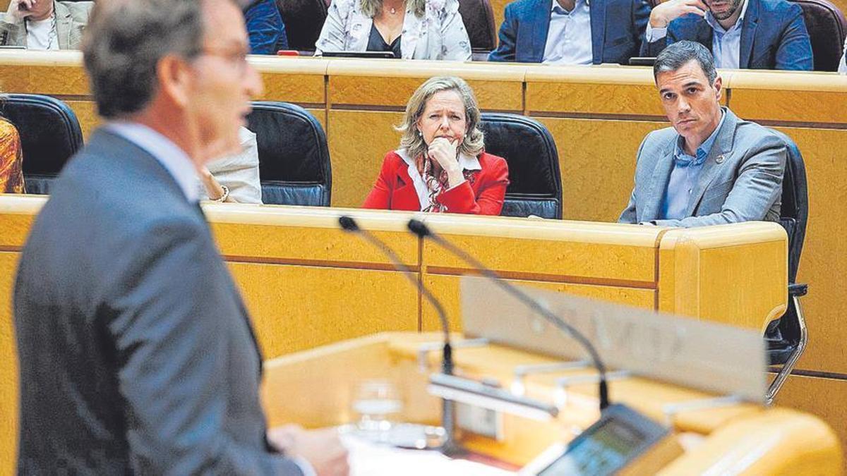 Pedro Sánchez y la vicepresidenta Nadia Calviño escuchan a Alberto Núñez Feijóo, el XXX en el Senado. 