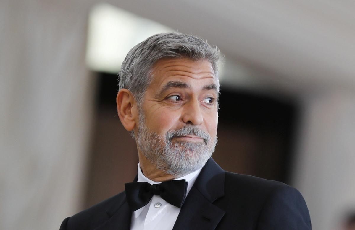 FILE PHOTO: Actor George Clooney arrives at the Metropolitan Museum of Art Costume Institute Gala (Met Gala) to celebrate the opening of Heavenly Bodies: Fashion and the Catholic Imagination in the Manhattan borough of New York, U.S., May 7, 2018. REUTERS/Carlo Allegri/File Photo FILE PHOTO: Actor George Clooney arrives at the Metropolitan Museum of Art Costume Institute Gala (Met Gala) to celebrate the opening of Heavenly Bodies: Fashion and the Catholic Imagination in the Manhattan borough of New York, U.S., May 7, 2018. REUTERS/Carlo Allegri/File Photo