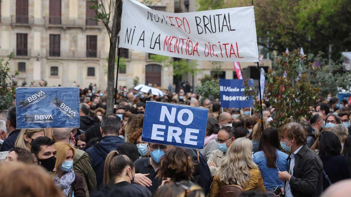 Concentración de trabajadores del BBVA en protesta por su ERE, en la avenida de la Catedral de Barcelona.
