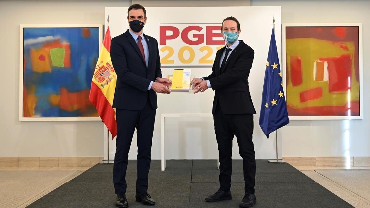 El presidente Pedro Sánchez y el vicepresidente Pablo Iglesias presentan los Presupuestos Generales del Estado, este martes. El presidente Pedro Sánchez y el vicepresidente Pablo Iglesias presentan los Presupuestos Generales del Estado, este martes.