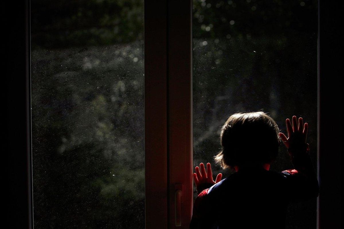 GRAF8766 PONTEDEUME 18/03/2020.- Un niño mira a la calle desde su casa mientras permanece confinado en la vivienda a causa de las medidas tomadas por el Gobierno para frenar al coronavirus, este miércoles en A Coruña. EFE/Cabalar GRAF8766 PONTEDEUME 18/03/2020.- Un niño mira a la calle desde su casa mientras permanece confinado en la vivienda a causa de las medidas tomadas por el Gobierno para frenar al coronavirus, este miércoles en A Coruña. EFE/Cabalar