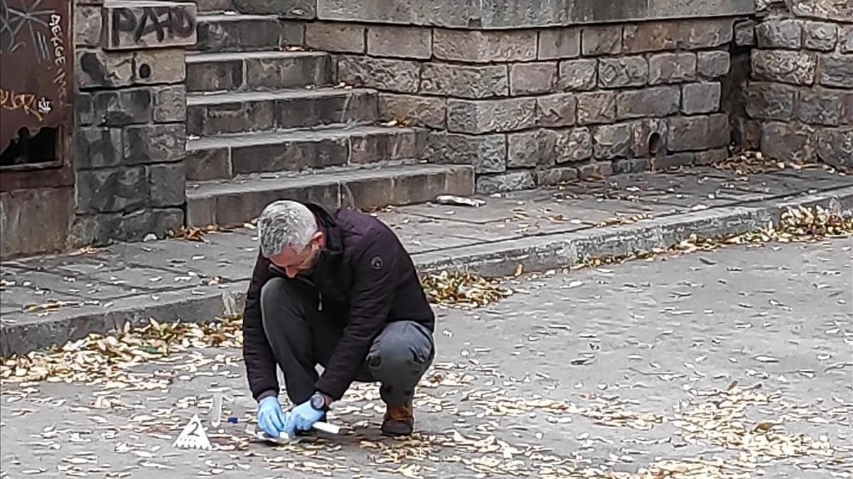 Un miembro de la policía científica de los Mossos d’Esquadra recoge restos biológicos en el lugar de la violación, junto al Marítim. Un miembro de la policía científica de los Mossos d’Esquadra recoge restos biológicos en el lugar de la violación, junto al Marítim.