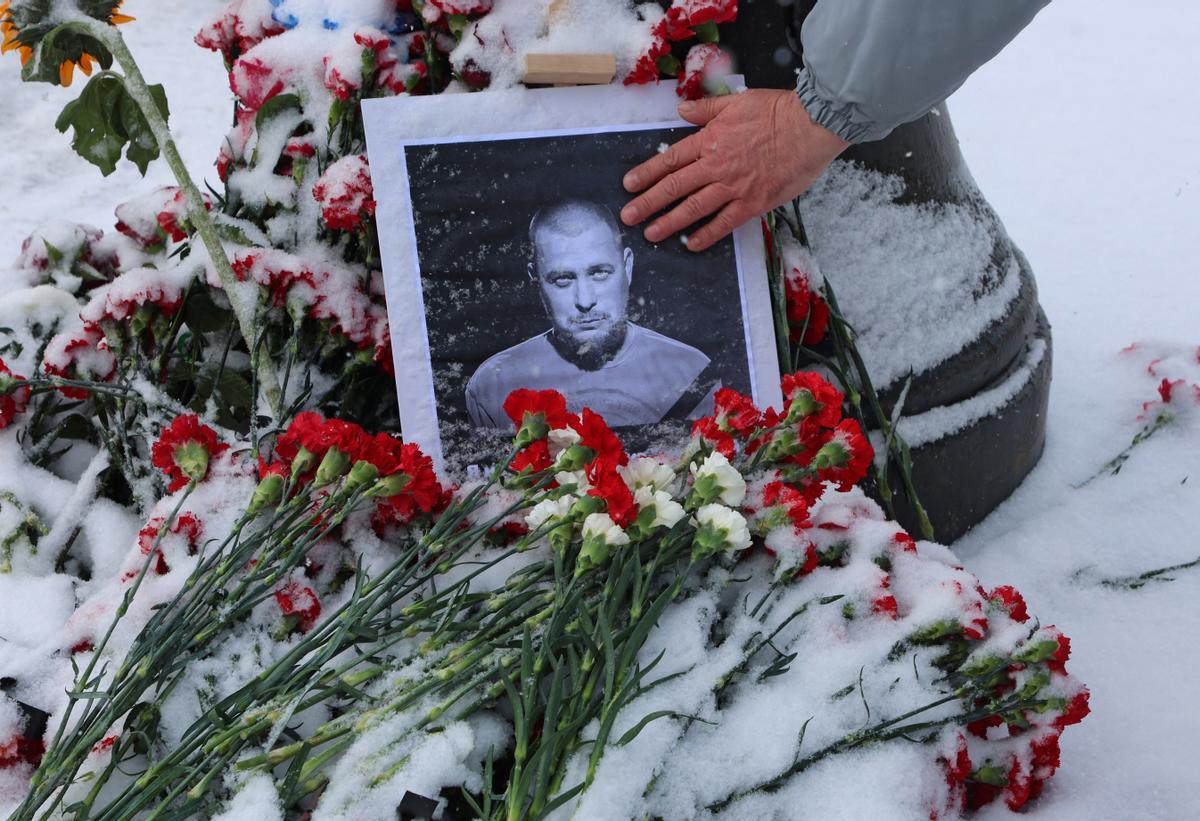 Depositan flores en el lugar donde el bloguero prorruso Vladlen Tatarsky fue asesinado en San Petersburgo.
