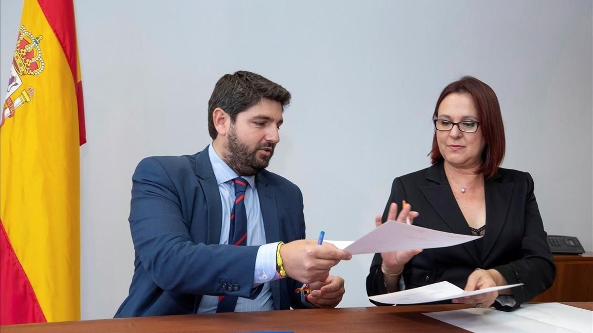24 de junio de 2019. Isabel Franco, de Ciudadanos, y Fernando López Miras, del PP, firman el acuerdo por el que actualmente gobiernan la Región de Murcia. 24 de junio de 2019. Isabel Franco, de Ciudadanos, y Fernando López Miras, del PP, firman el acuerdo por el que actualmente gobiernan la Región de Murcia.