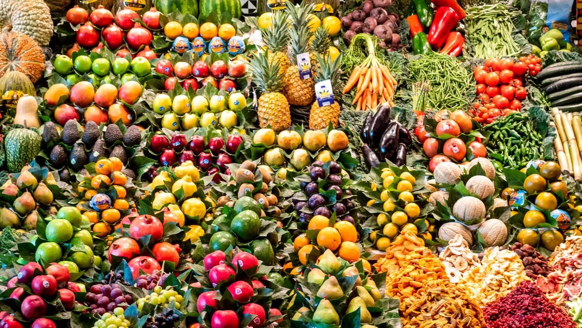 Parada de frutas y verduras en el mercado de la Boqueria. Parada de frutas y verduras en el mercado de la Boqueria.
