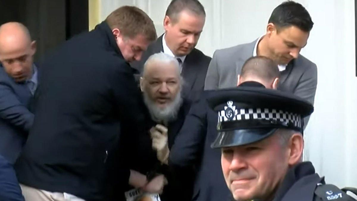 Assange, en el momento en que es sacado a rastras de la embajada de Ecuador en Londres. Assange, en el momento en que es sacado a rastras de la embajada de Ecuador en Londres.