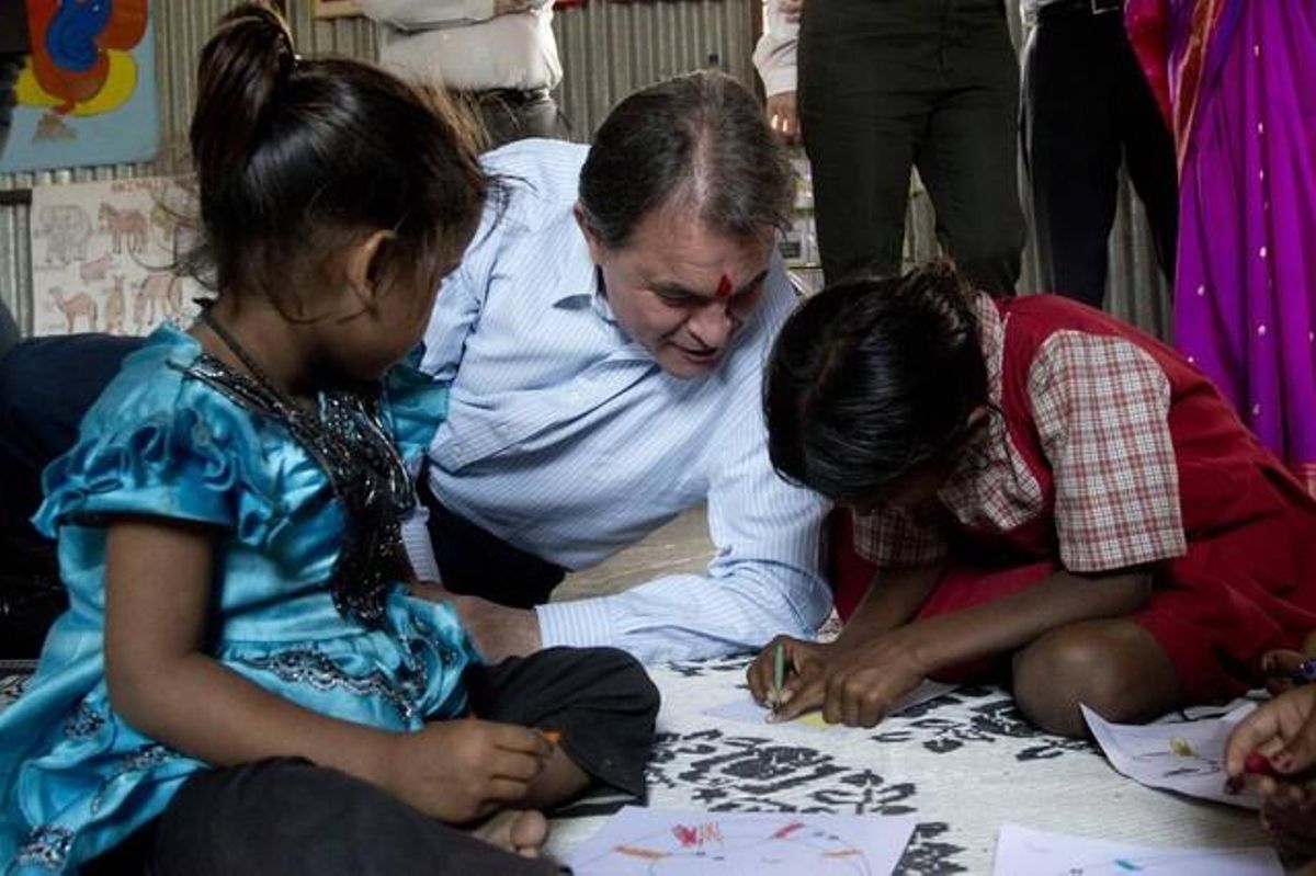 Artur Mas conversa con dos niñas en una escuela para hijos de obreros en Pune, este jueves. Artur Mas conversa con dos niñas en una escuela para hijos de obreros en Pune, este jueves.