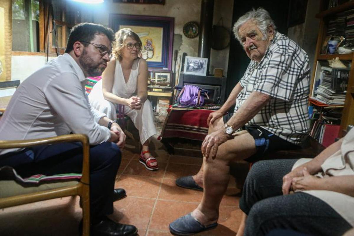 Pere Aragonés, acompañado de Meritxell Serret, reunido con José Pepe Mujica en su casa, en la zona Rural de Montevideo (Uruguay), el pasado 15 de marzo. Pere Aragonés, acompañado de Meritxell Serret, reunido con José Pepe Mujica en su casa, en la zona Rural de Montevideo (Uruguay), el pasado 15 de marzo.