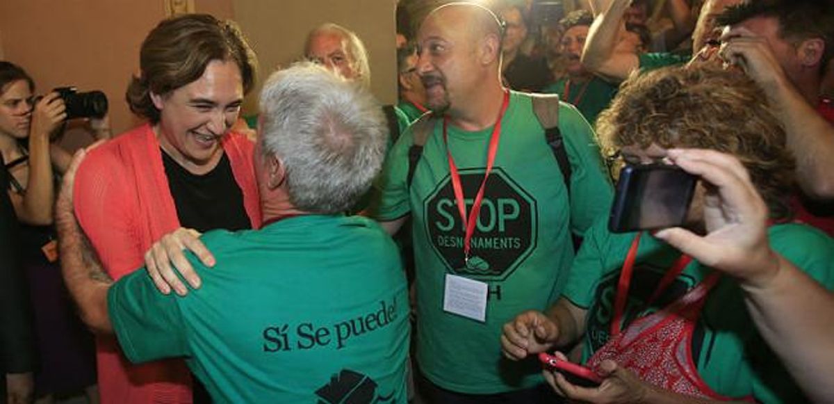 La alcaldesa Ada Colau, con miembros de la PAH de Barcelona, este jueves. La alcaldesa Ada Colau, con miembros de la PAH de Barcelona, este jueves.