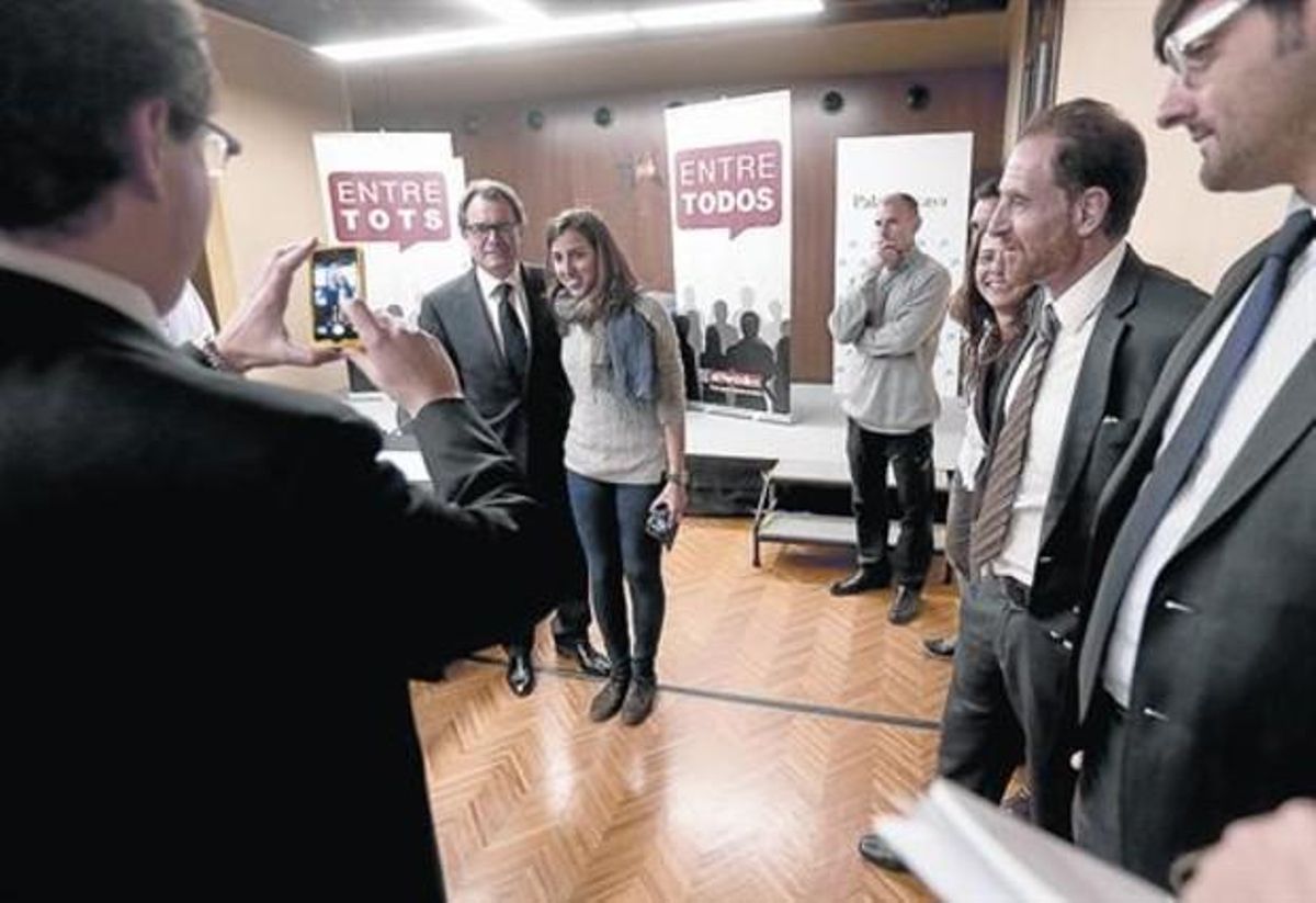 Epílogo cordial 8 Mas se fotografía con los participantes una vez finalizado el debate. Epílogo cordial 8 Mas se fotografía con los participantes una vez finalizado el debate.