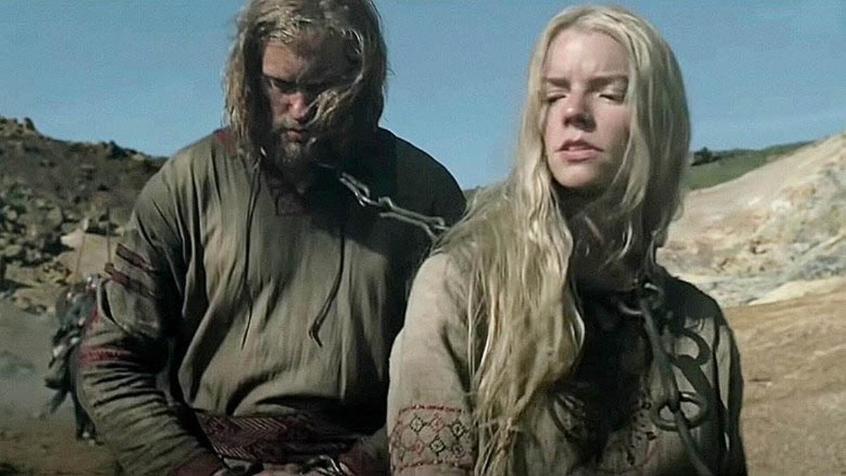 Alexander Skarsgård y Anya Taylor-Joy en un fotograma de ’El hombre del norte’.
