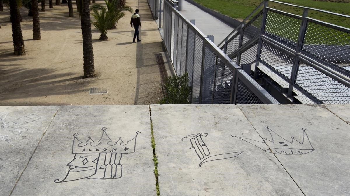 Pintadas de coronas de Latin Kings. Pintadas de coronas de Latin Kings.