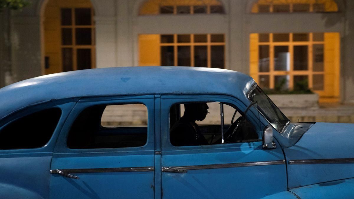Un coche en La Habana, Cuba. Un coche en La Habana, Cuba.