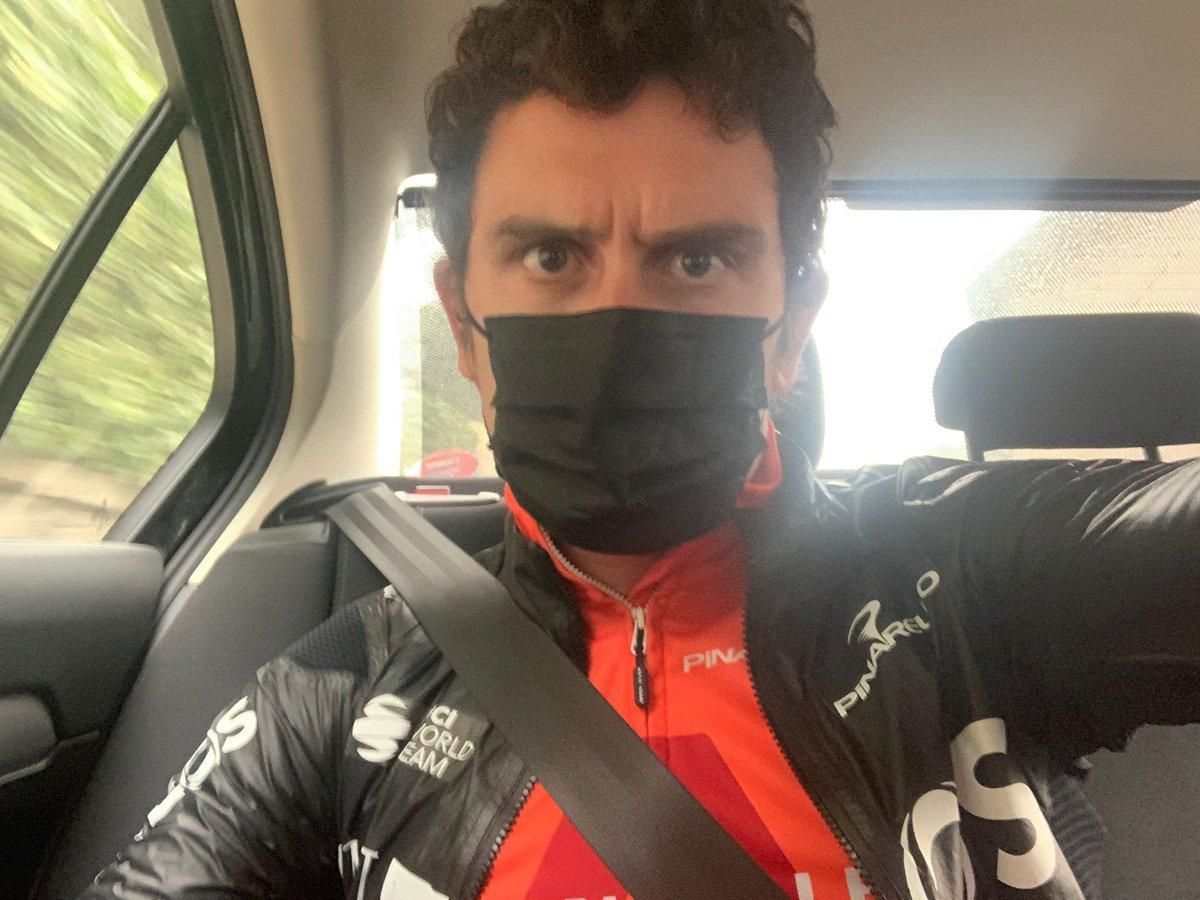 Geraint Thomas, en un taxi, de regreso a su casa tras el hurto de la bici. Geraint Thomas, en un taxi, de regreso a su casa tras el hurto de la bici.