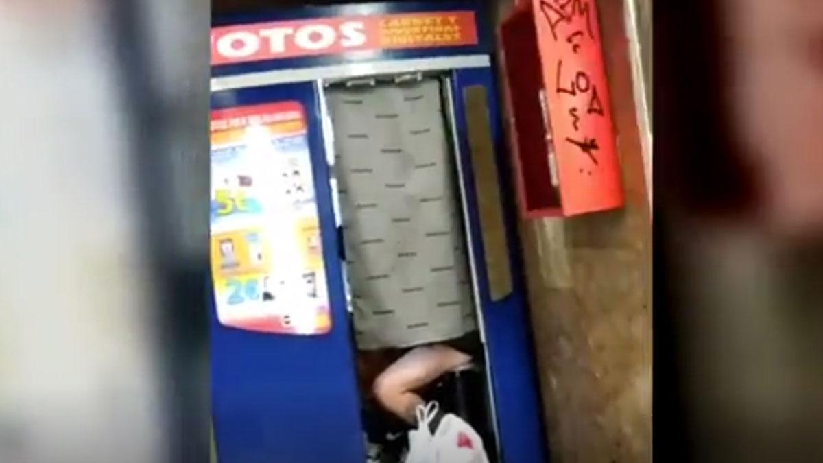 Una parella ignora el confinament per copular en un fotomaton del metro de Barcelona