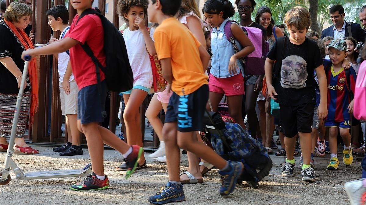 Unos niños con pantalón corto en la escuela Bogatell de Barcelona. Unos niños con pantalón corto en la escuela Bogatell de Barcelona.