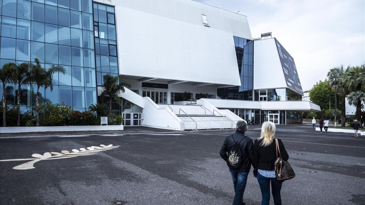 Dos personas pasean, el lunes, frente al Palacio de Festivales de Cannes.