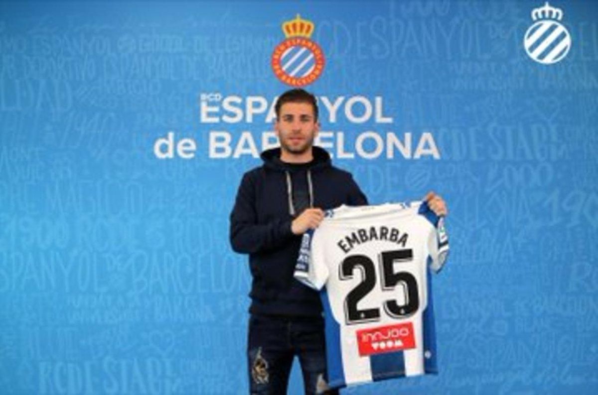 Embarba muestra el dorsal número 25 que llevará como futbolista del Espanyol. Embarba muestra el dorsal número 25 que llevará como futbolista del Espanyol.