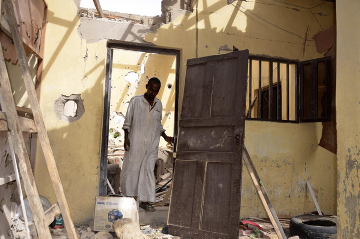 Un hombre inspecciona una casa derribada por Boko Haram en Maiduguri, Nigeria.
